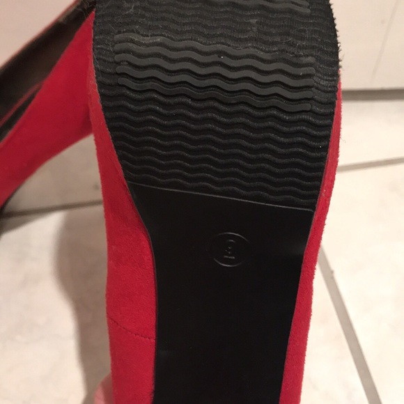 LIKE NEW Red Mossimo 4 inch heels size 9 - Picture 3 of 3